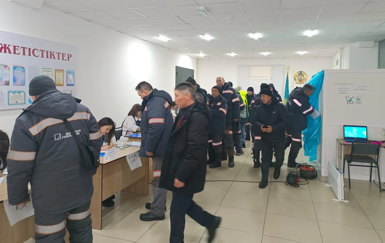 Әуезов кентінде металлургтер референдумда дауыс берді