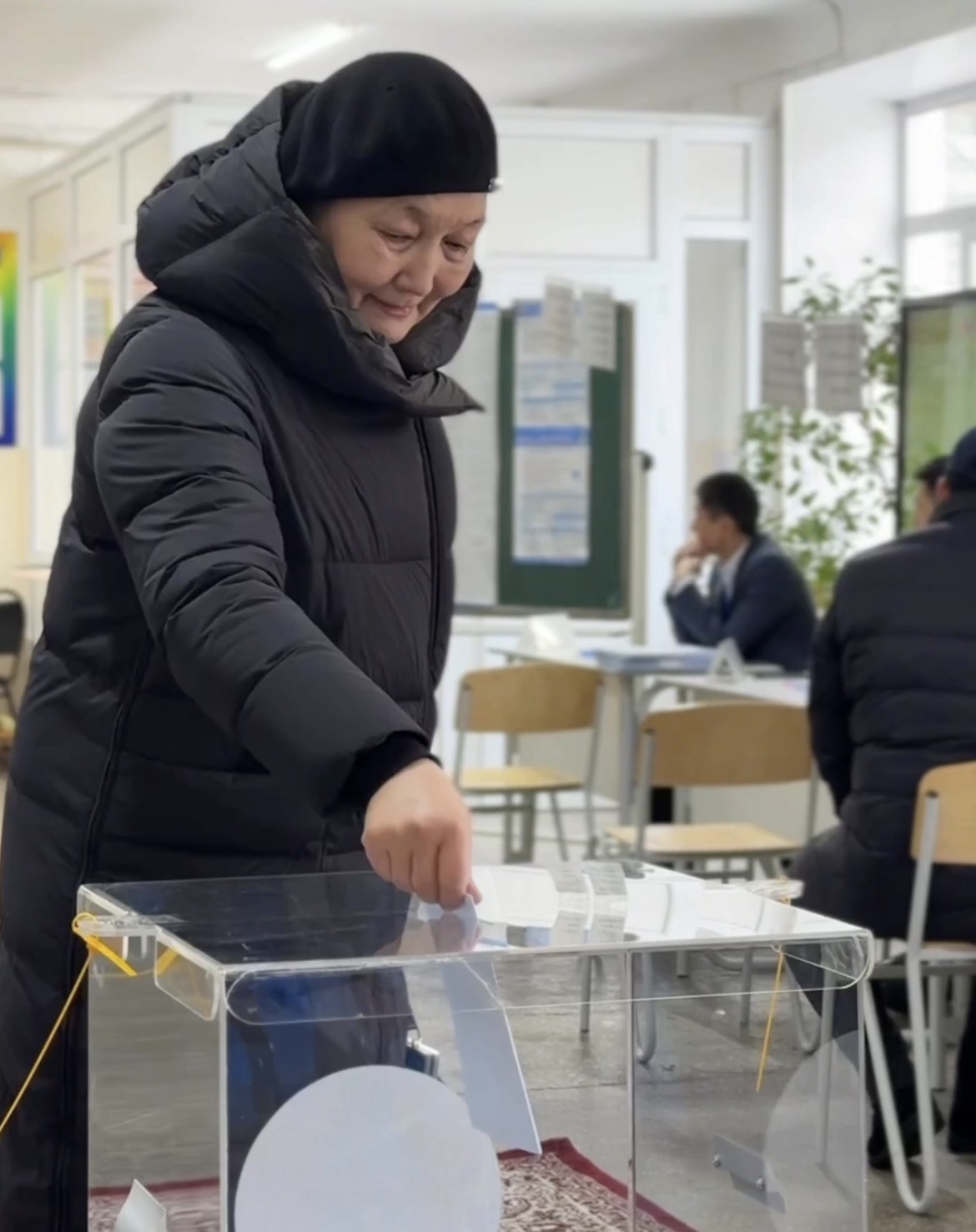 Облыстық мәслихат депутаты Шағангүл Алдамжарқызы референдумда дауыс берді