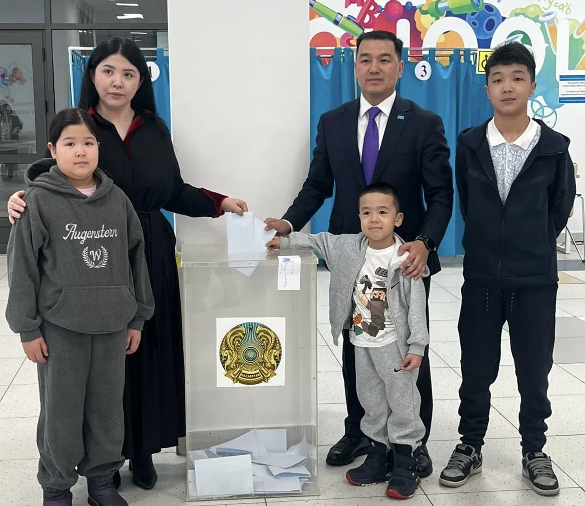 Абай облысы әкімінің орынбасары Мейірлан Раханов реферумда дауыс берді