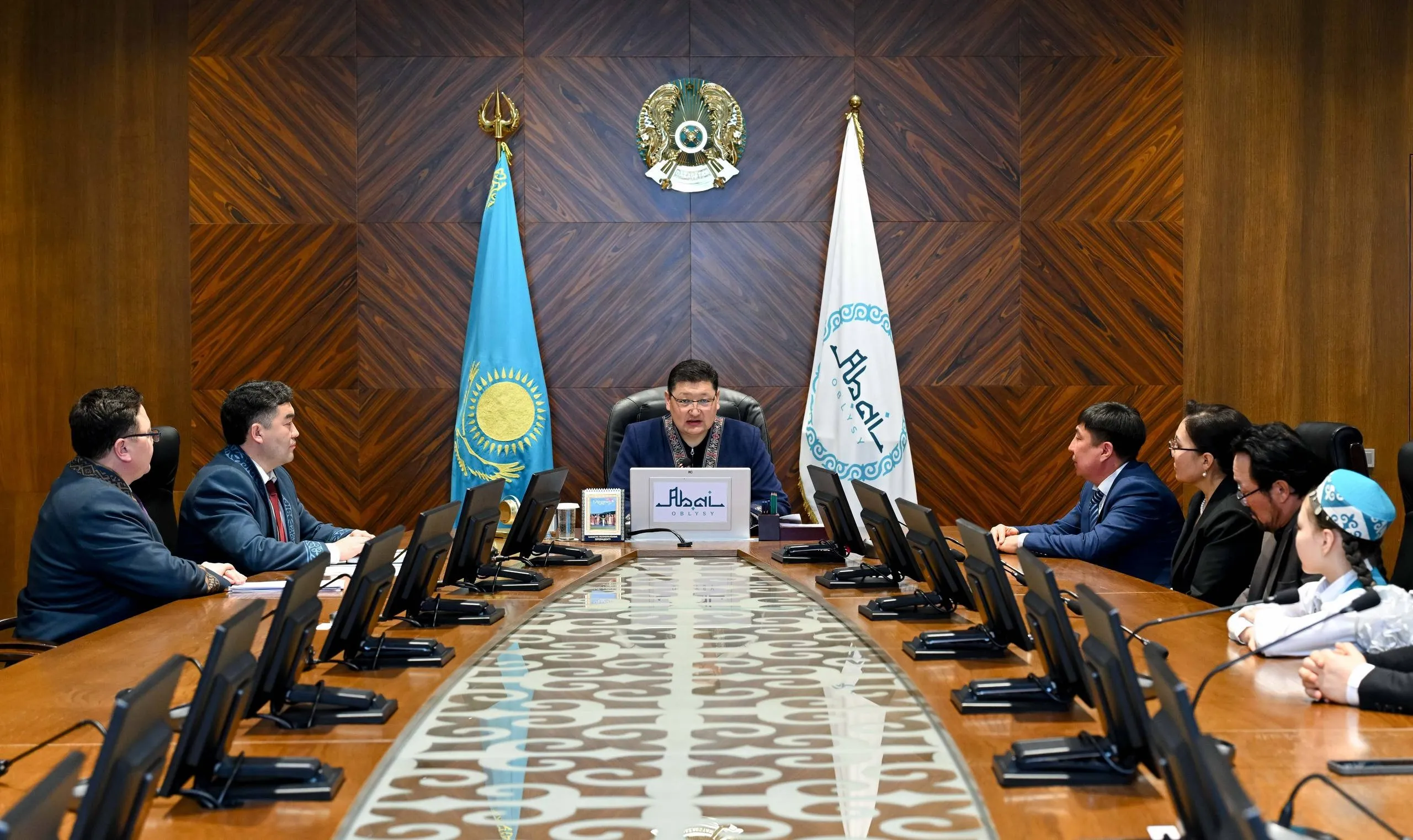 Абай облысының әкімі айтыскерлермен және өнерпаздармен кездесті