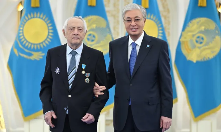 Глава государства вручил звание «Қазақстанның Еңбек Ері» Ерванду Ильинскому