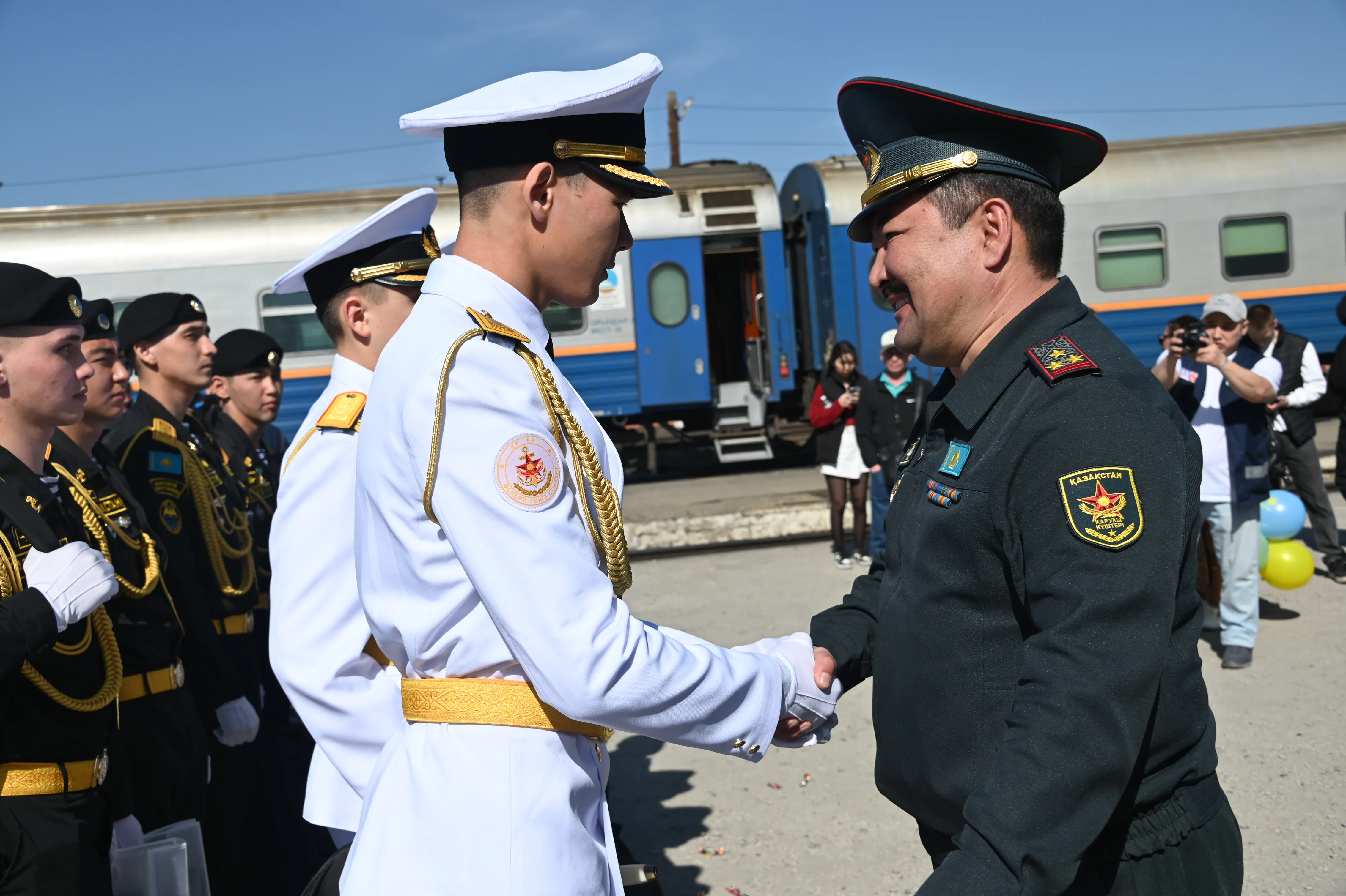 365 дней позади - Семей встретилотслуживших солдат