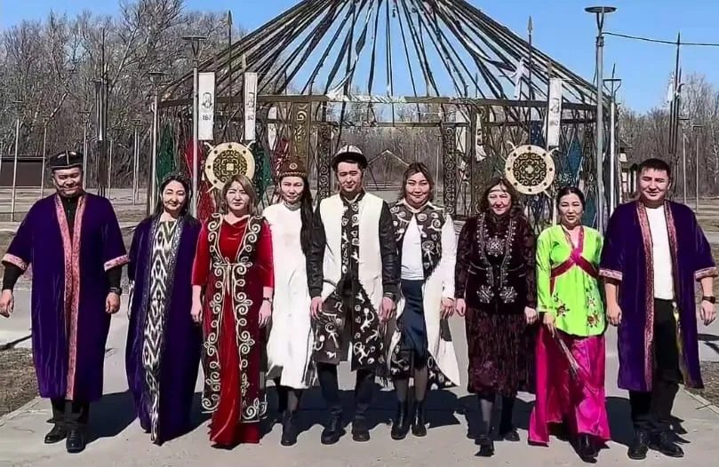 Ұлттық киімдегі полицейлер: көші-қон қызметі күніне орай Қазақстанда символикалық флешмоб өтті