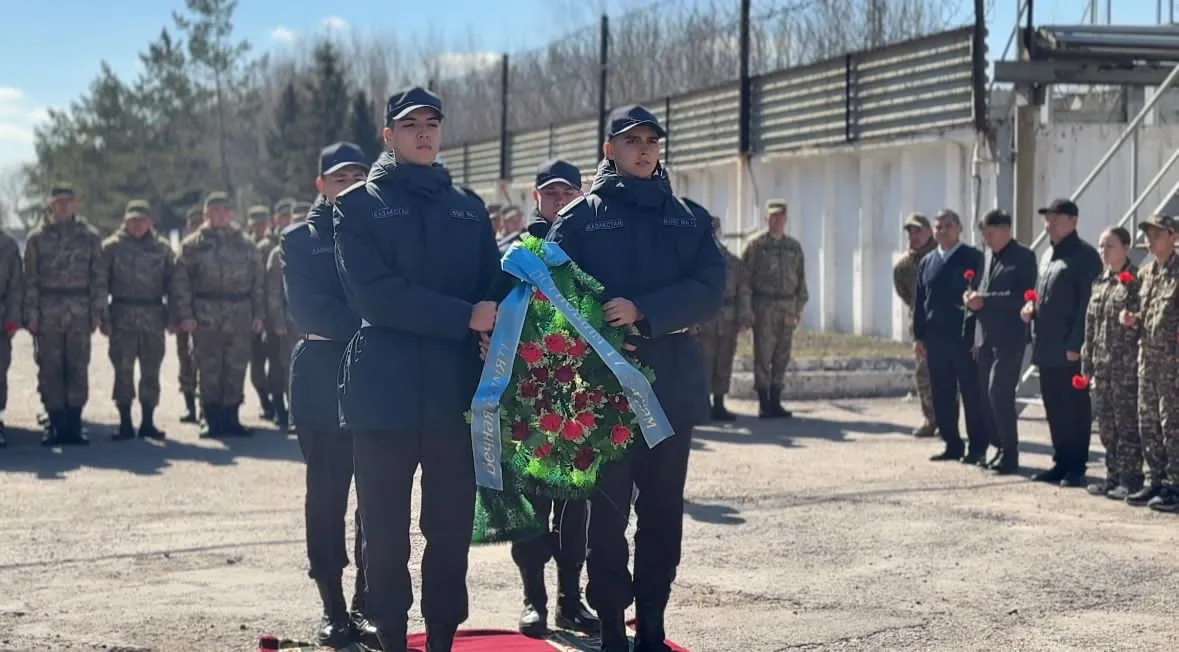 В Семее гвардейцы почтили память героев, погибших на таджикско-афганской границе