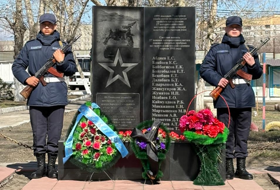 В Семее гвардейцы почтили память героев, погибших на таджикско-афганской границе
