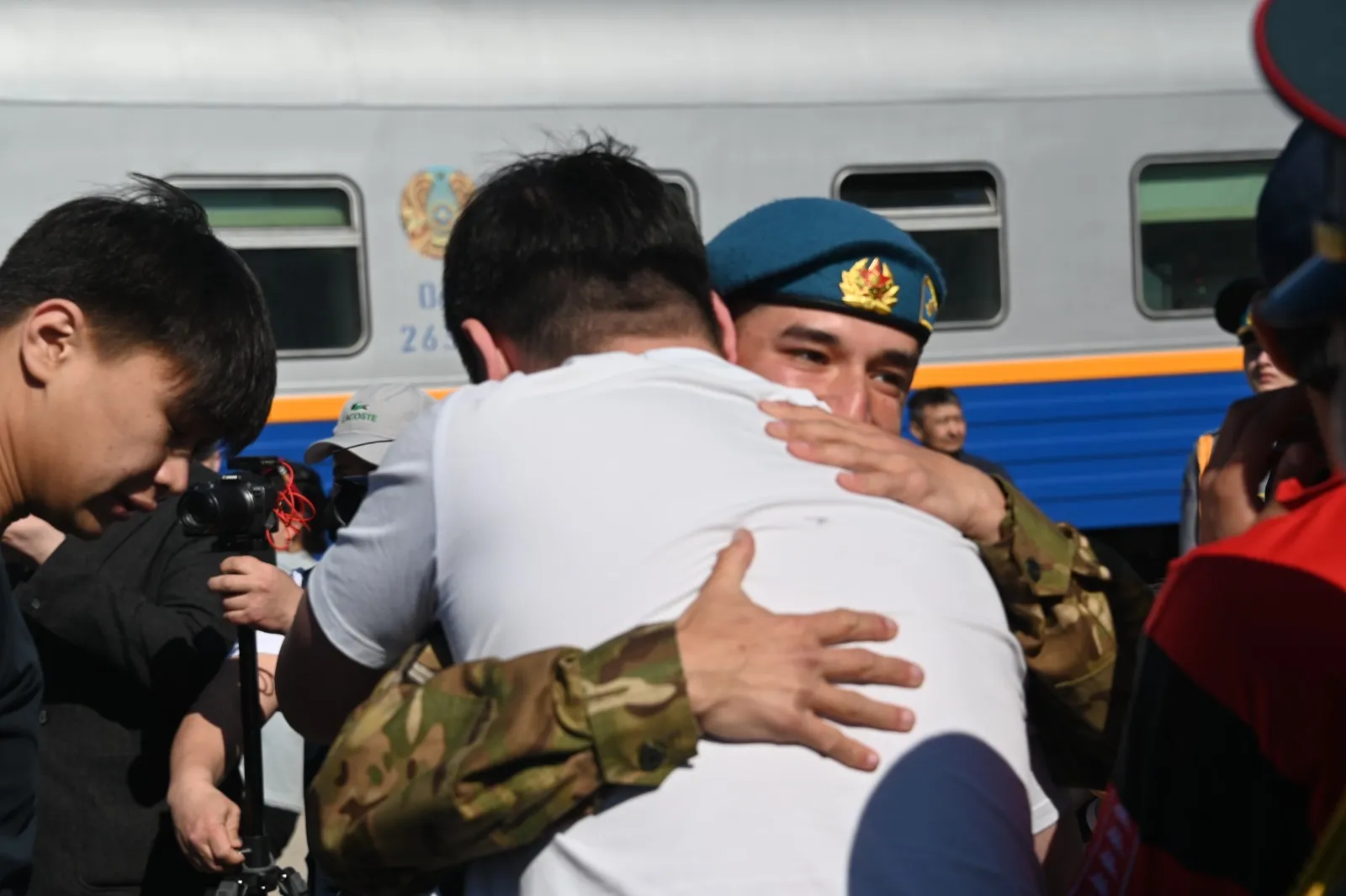 Семей торжественное встретил очередную партию демобилизованных военнослужащих