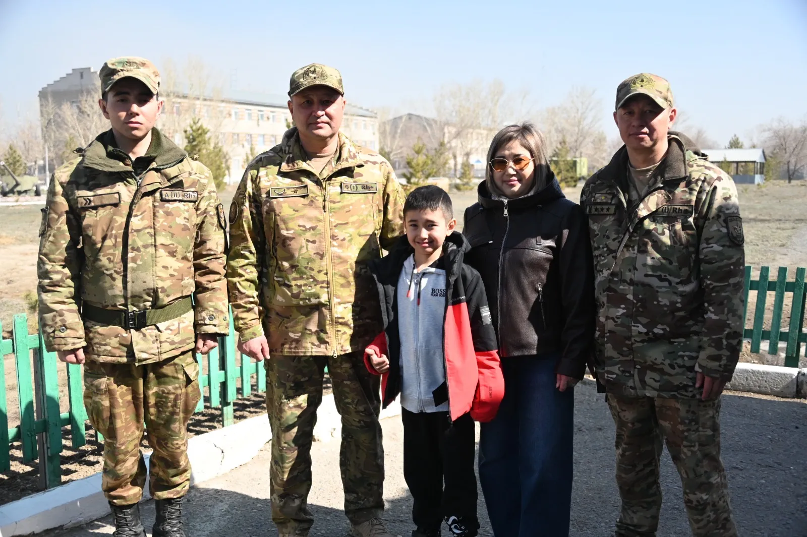 Үздік сарбаздың анасы қолбасшымен кездесті