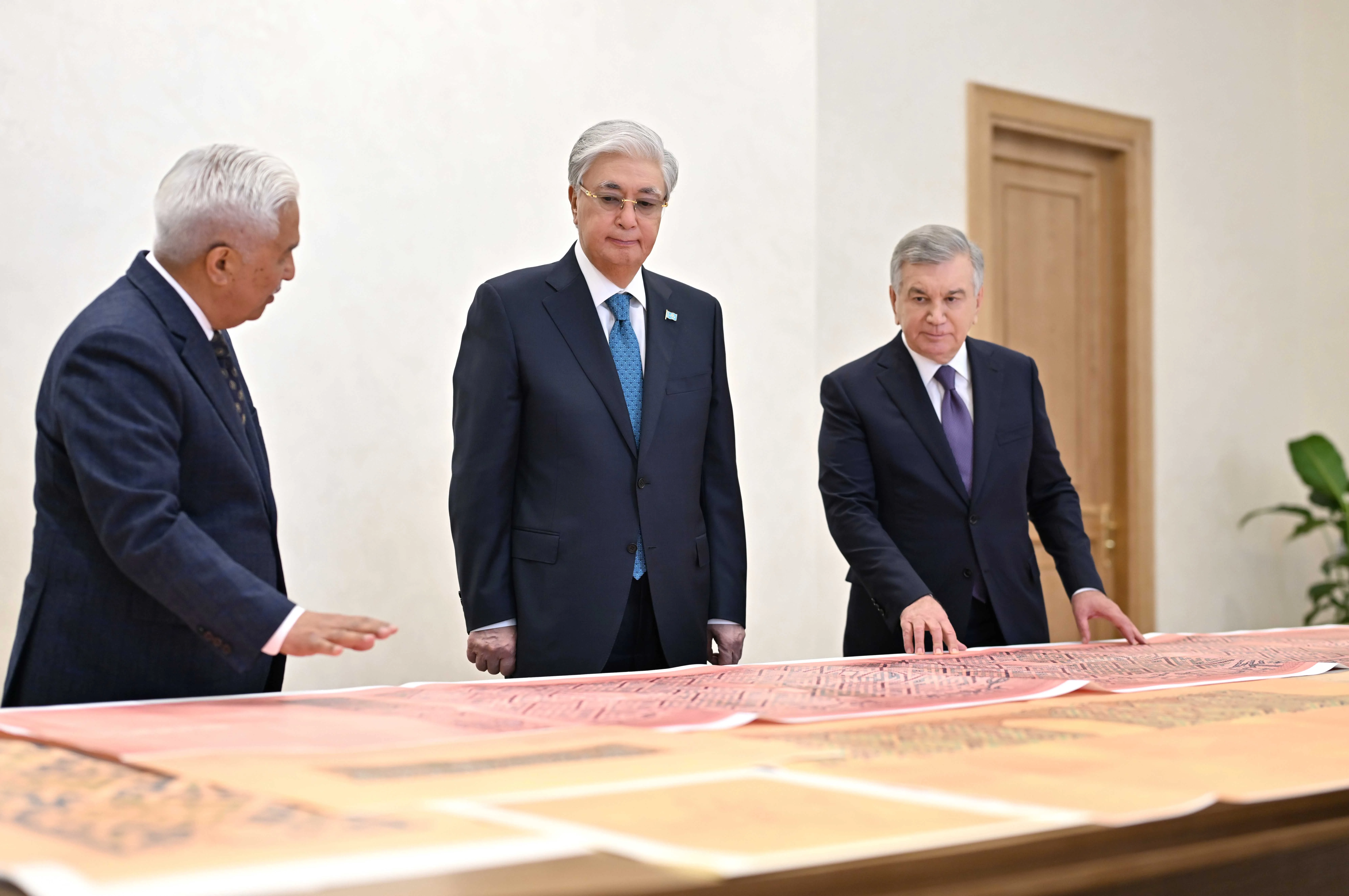 Президент Узбекистана передал Президенту Казахстана ряд исторических документов