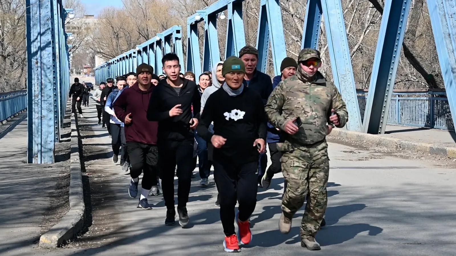 Семей әскери қызметшілері Құрлық әскерлері күніне 15 шақырымдық жүгіру өткізді