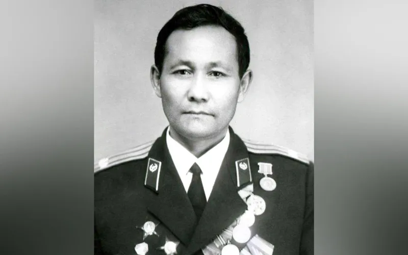 Глава государства вручил награду сыну «Халық қаһарманы» Кенжебая Маденова