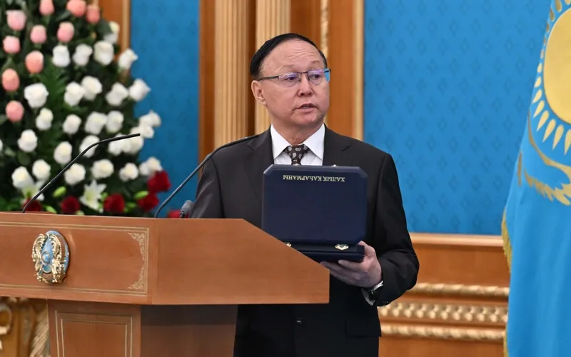 «Халық қаһарманы» Кенжебай Мәденовтің ұлына Алтын жұлдыз бен «Отан» ордені табысталды