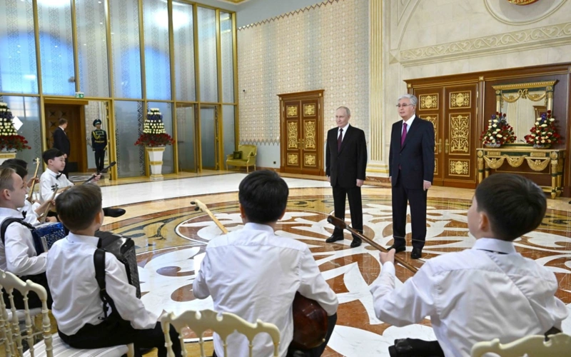 Ансамбль домбристов и баянист выступили для Владимира Путина в аэропорту Астаны