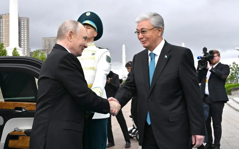 Қасым-Жомарт Тоқаев Тәуелсіздік сарайында Ресей Президентін қарсы алды  