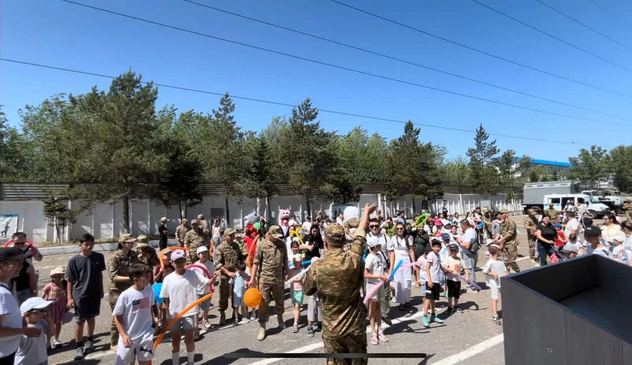 Семейде ұландықтар жүзден астам балаға қуаныш сыйлады 