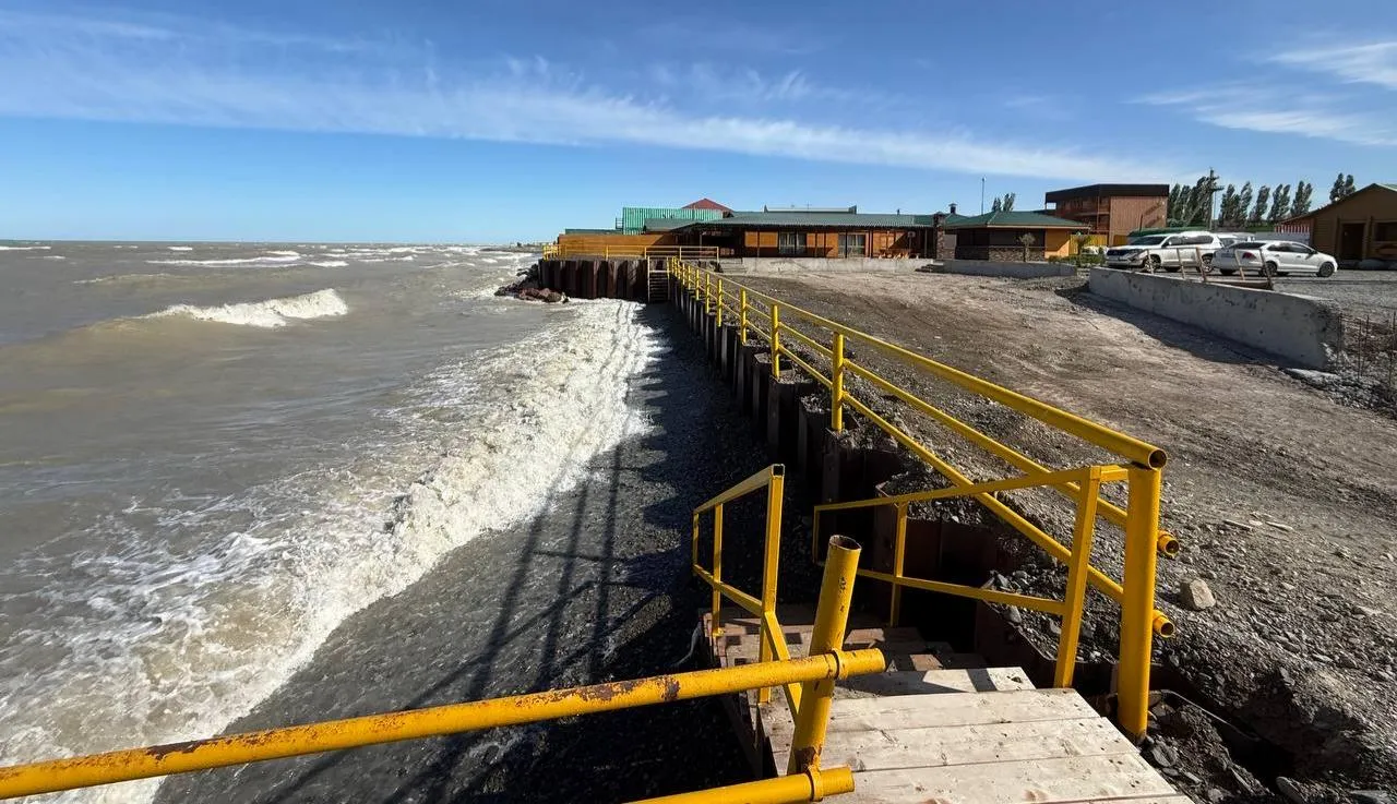 «Под воду ушли 125 метров земли». Депутат заявила о разрушении побережья Алаколя