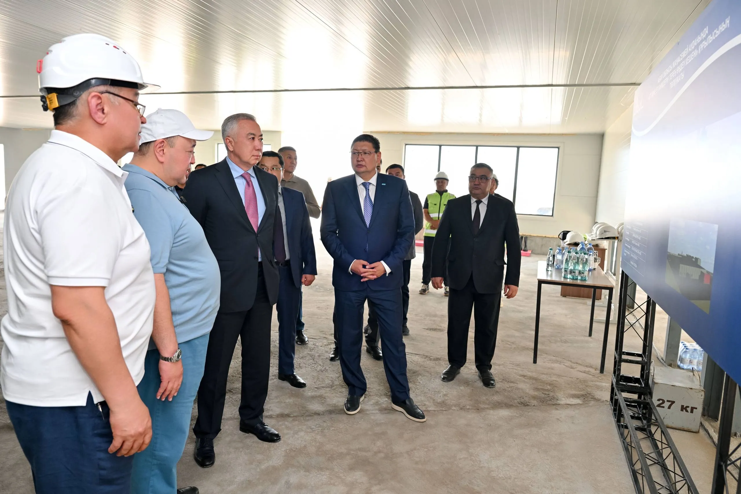 Премьер-министрдің орынбасары Серік Жұманғарин ет комбинатының құрылысымен танысты