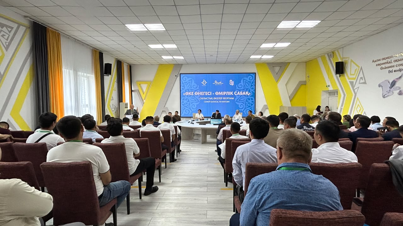 «Әке өнегесі – өмірлік сабақ»: Абай ауданында жас ұрпақ тәрбиесіндегі әкелердің рөлі талқыланды.